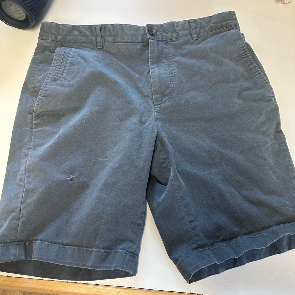 Vince slim fit / Griffith Short with minor snag